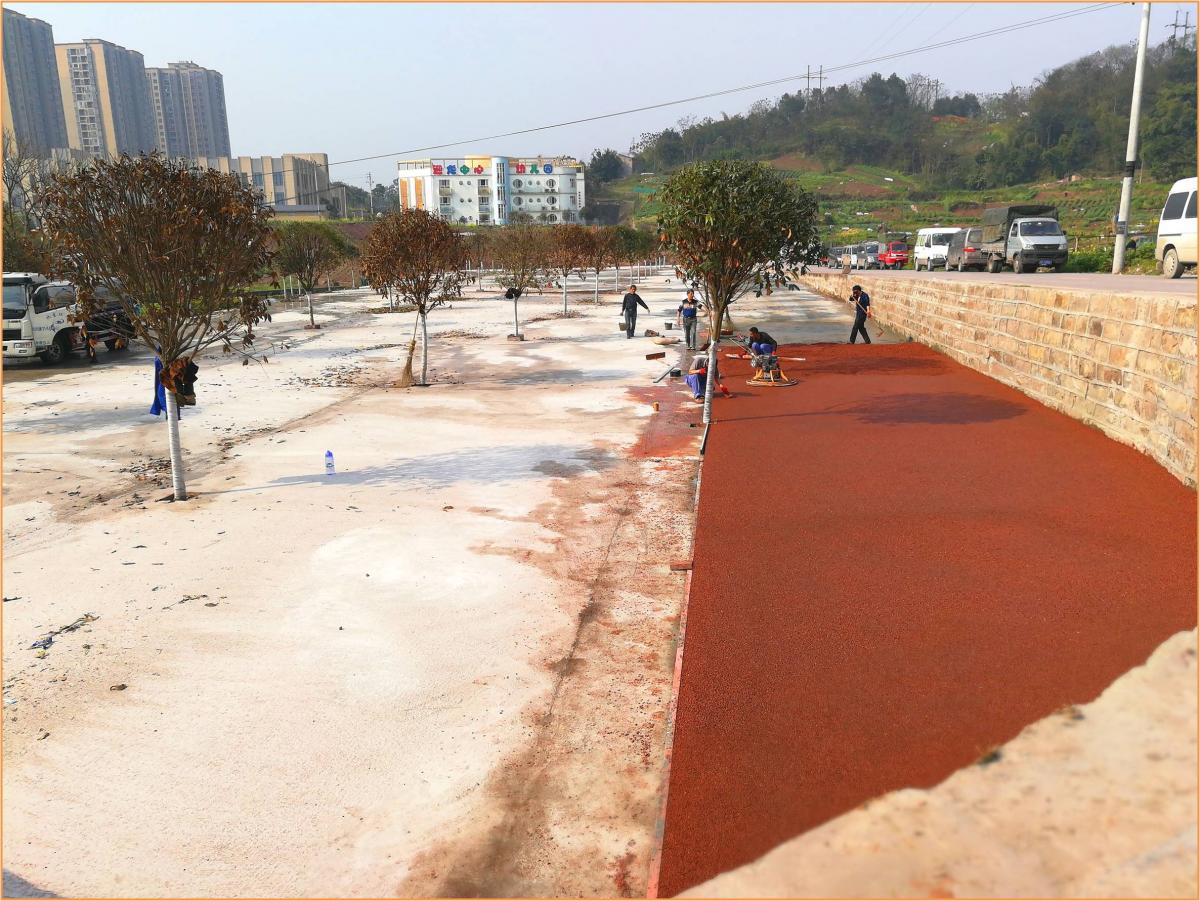 重庆南坪迎龙3100平米彩色透水混凝土停车场施工
