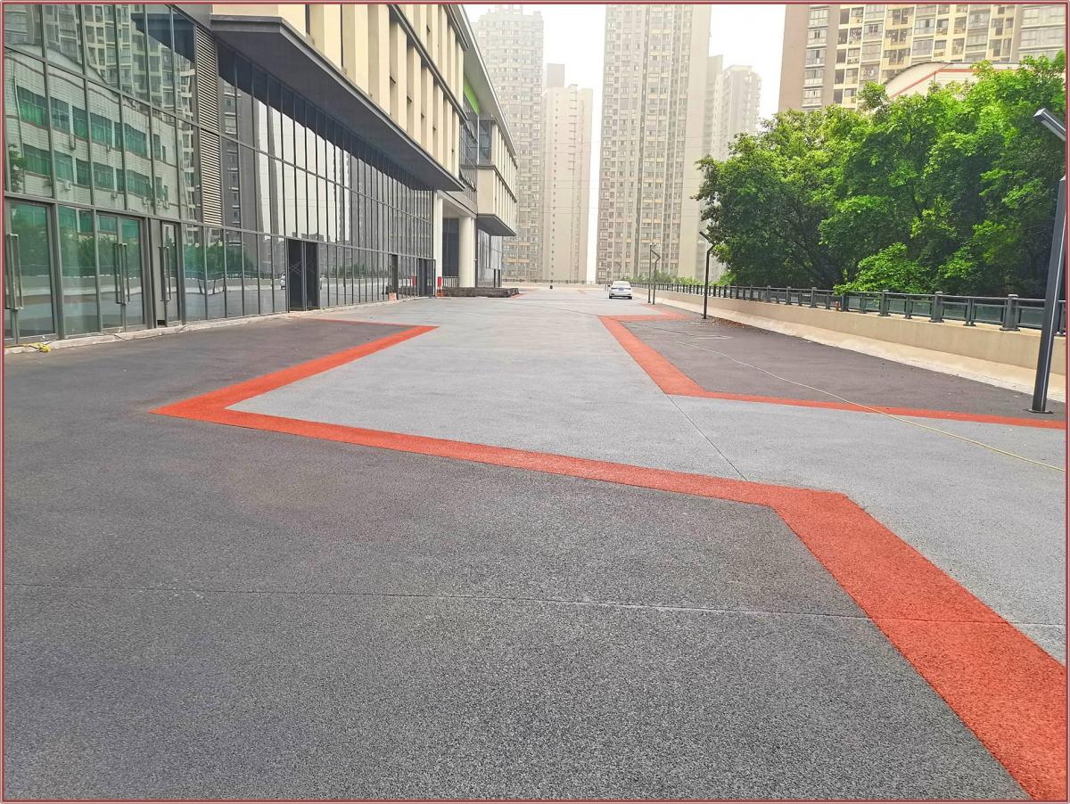 重庆南岸区国泰彩色透水混凝土停车场完工